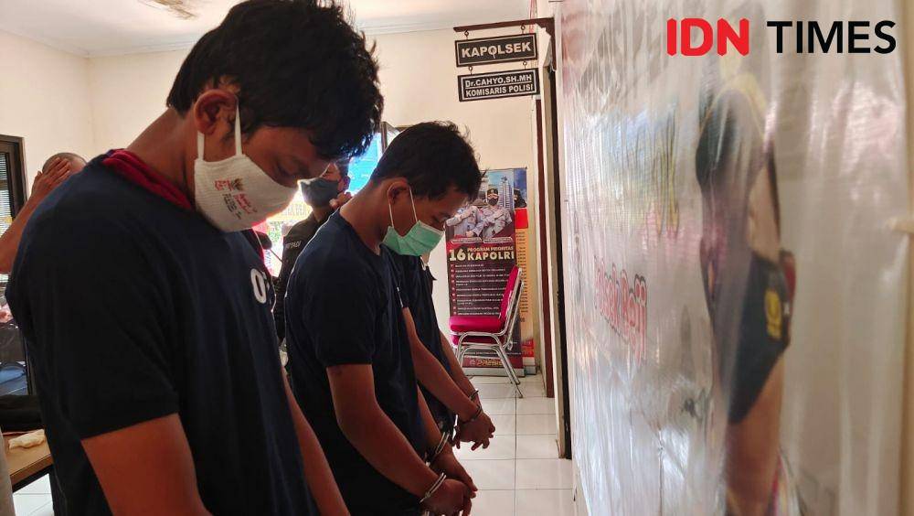 Para tersangka penodongan kasir minimarket di Depok diamankan ke Polsek Beji. (IDNTimes)