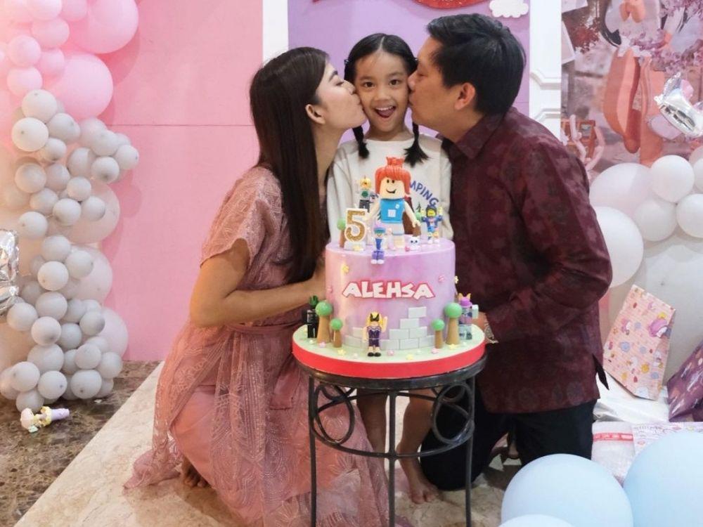 9 Potret Kompak Keluarga Kecil Raya Kohandi, 6 Tahun Bersama, nih!