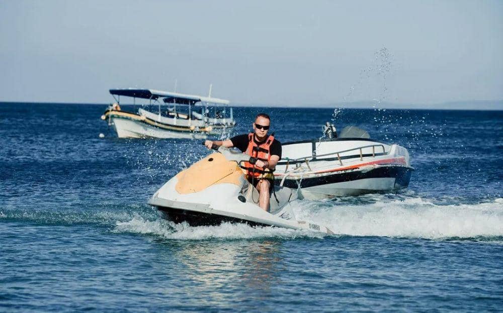 9 Potret Andra Ramadhan Bermain Jet Ski, Masih Bugar di Usia 49 Tahun