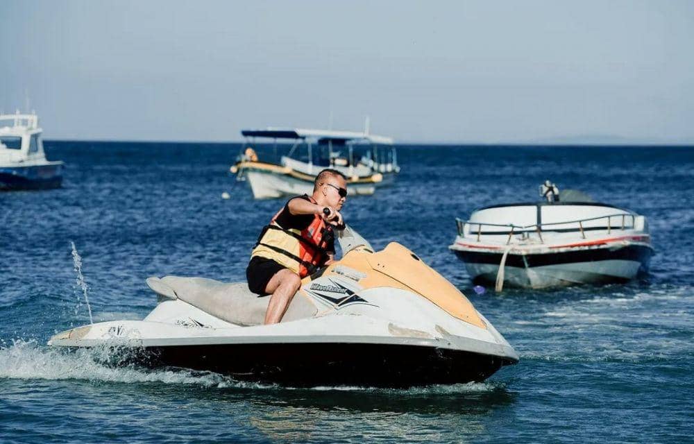 potret Andra Ramadhan bermain jet ski (youtube.com/VIDEO LEGEND)