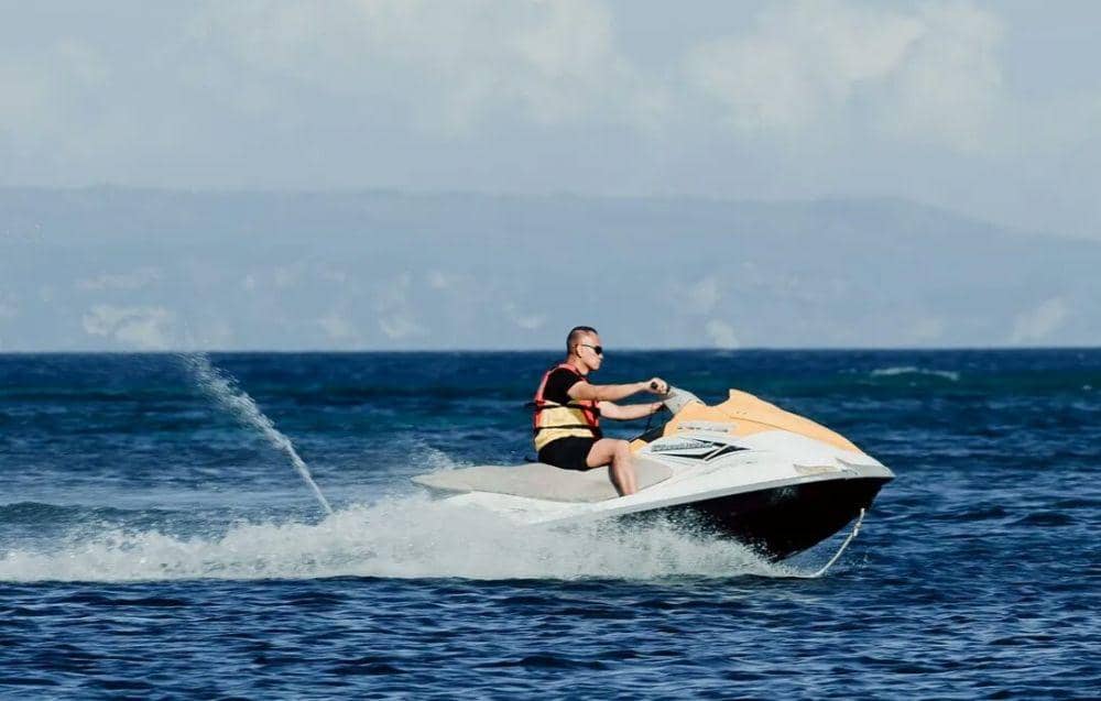 potret Andra Ramadhan bermain jet ski (youtube.com/VIDEO LEGEND)