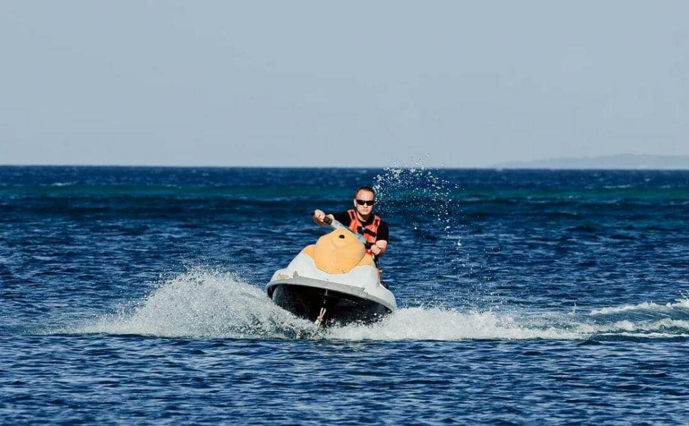 potret Andra Ramadhan bermain jet ski (youtube.com/VIDEO LEGEND)