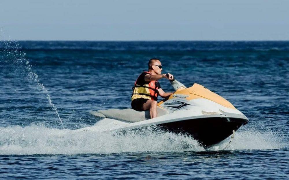 potret Andra Ramadhan bermain jet ski (youtube.com/VIDEO LEGEND)