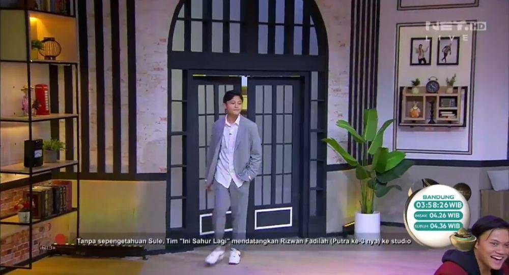 potret Rizwan Fadilah pertama kali jadi host di tv (dok. youtube.com/Ini Talk Show)