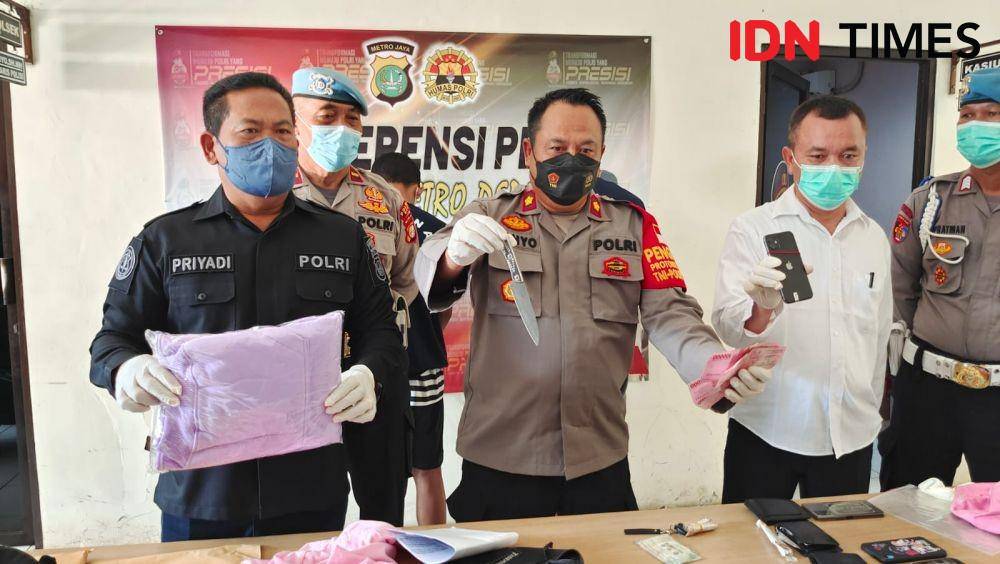 Kapolsek Beji, Kompol Cahyo bersama Kasubag Humas Polres Metro Depok, Kompol Supriyadi menunjukan barang bukti penodongan minimarket di Depok. (IDNTimes/Dicky)