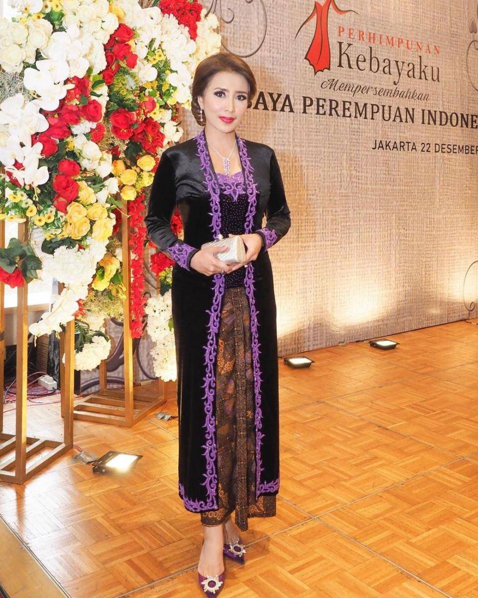 padu padan tas dan kebaya beludru. (instagram.com/sendyyusuf)