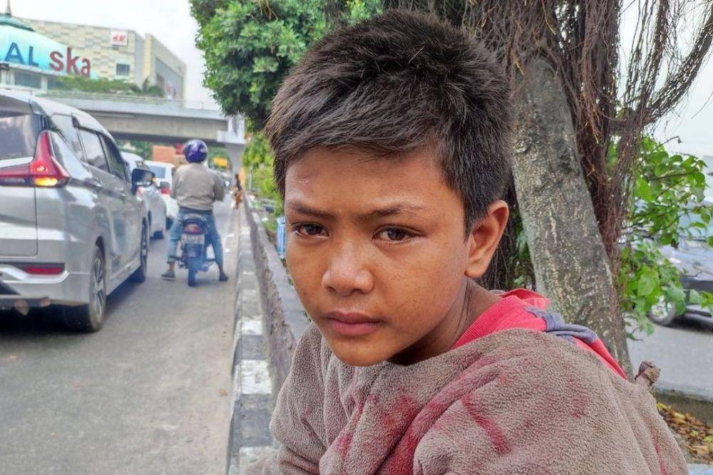 Seorang anak yang kehilangan ayahnya harus menjadi tulang punggung keluarga dengan menjadi badut. (instagram.com/rumahyatim)