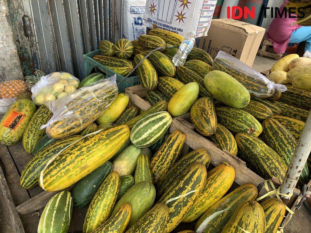 Dagangan timun suri di Pasar Pasir Gintung. (IDN Times/Rohmah Mustaurida).