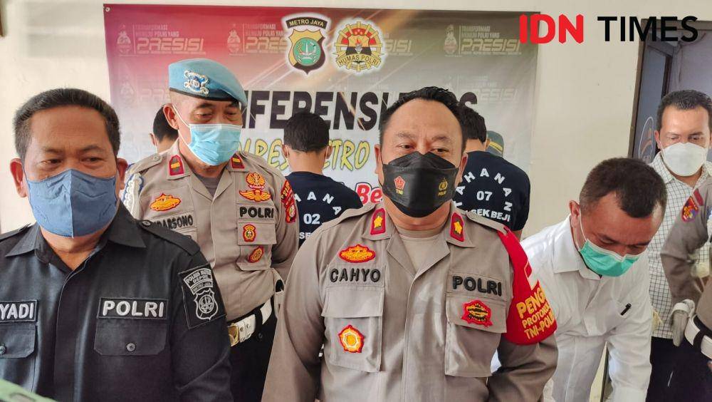 Kapolsek Beji, Kompol Cahyo menerangkan penodongan kasir minimarket yang dilakukan tersangka berusia remaja. (IDNTimes/Dicky)