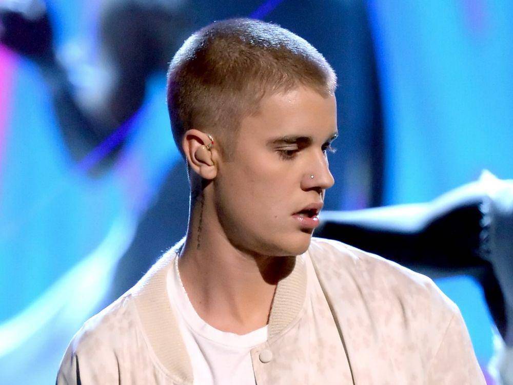 Justin Bieber dengan gaya rambut buzz cut (insider.com)