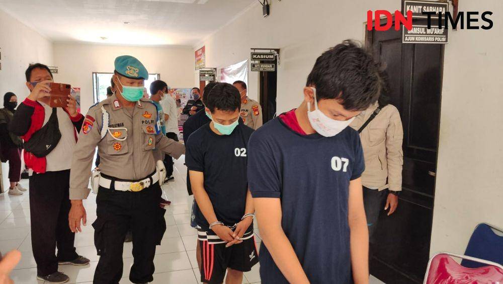 Para tersangka penodongan kasir minimarket di Depok diamankan ke Polsek Beji. (IDNTimes)