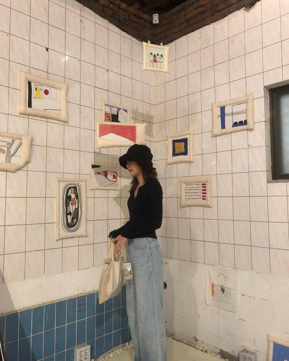 Mix and match jeans ala Seulgi Red Velvet (instagram.com/hi_sseulgi)