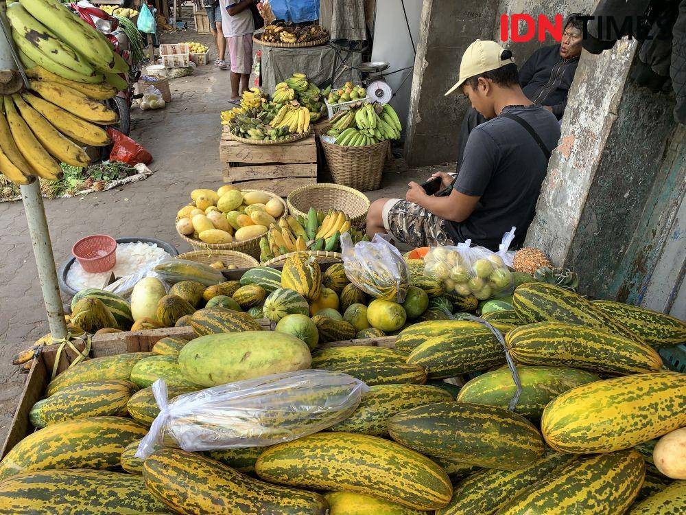 Dagangan timun suri di Pasar Pasir Gintung. (IDN Times/Rohmah Mustaurida).