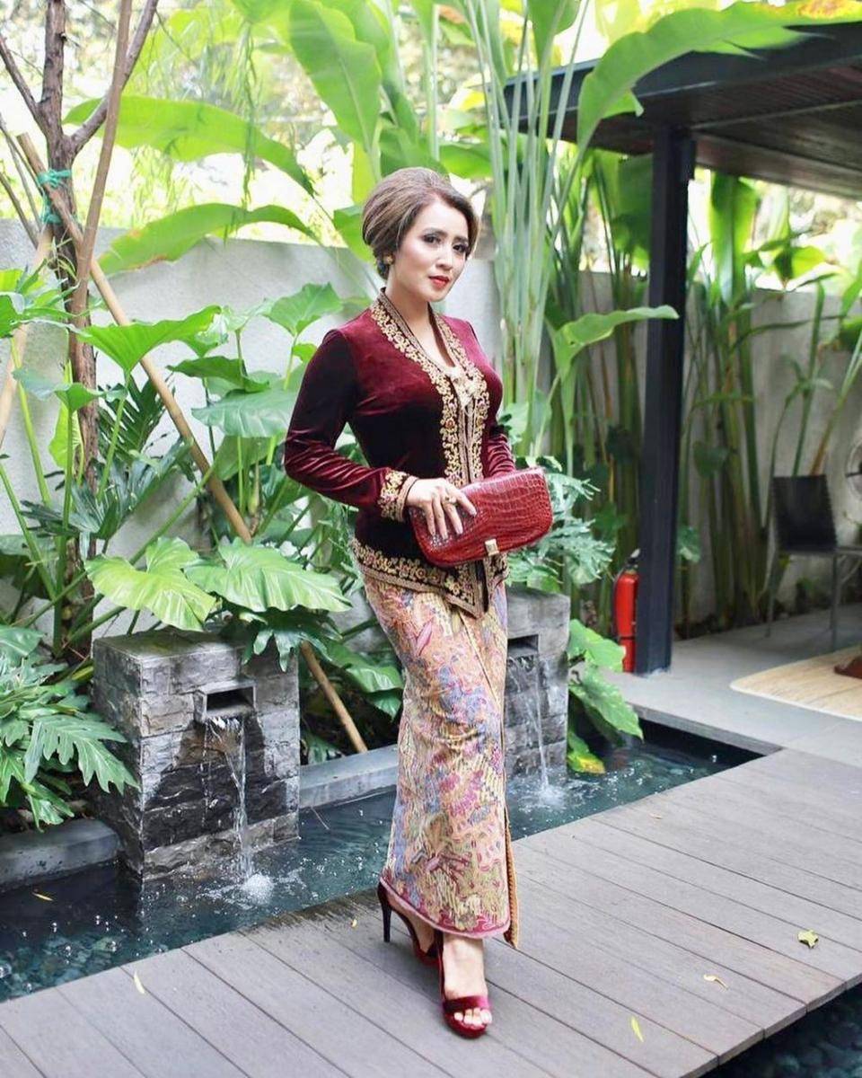 padu padan tas dan kebaya beludru (instagram.com/sendyyusuf)
