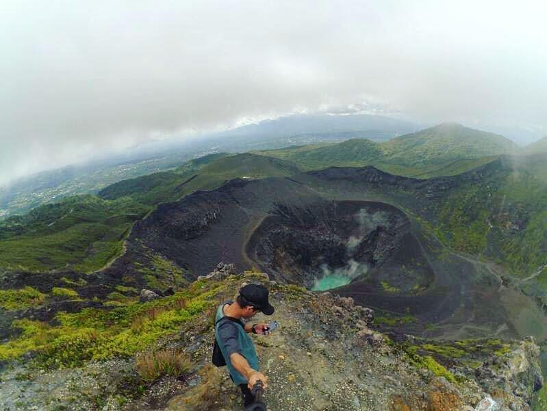 10 Potret Eksotis Bukit Kaba, Pemandangan Kawahnya Memesona!