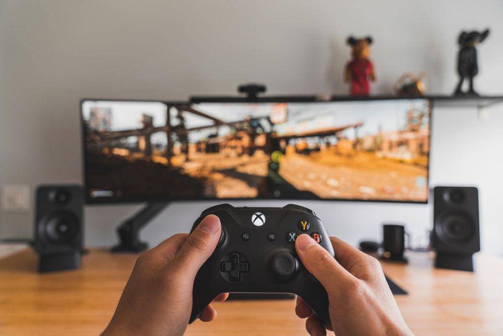 ilustrasi bermain game di konsol Xbox One (unsplash.com/Sam Pak)