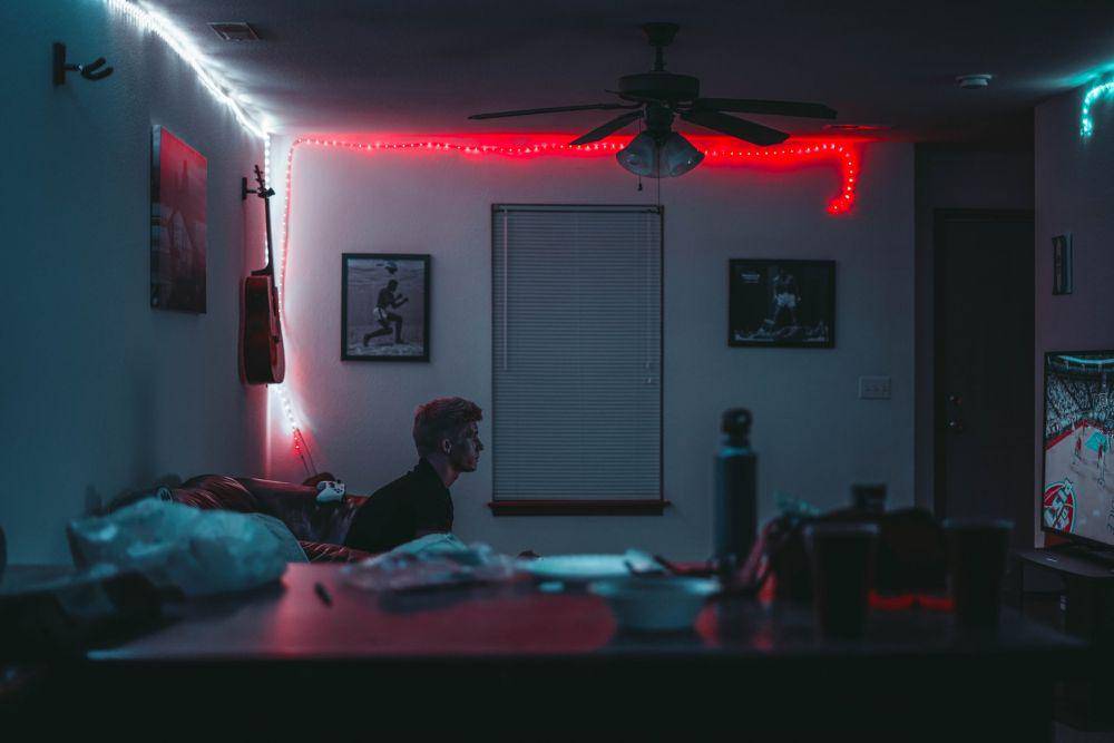ilustrasi begadang karena bermain game (unsplash.com/Rhett Noonan)