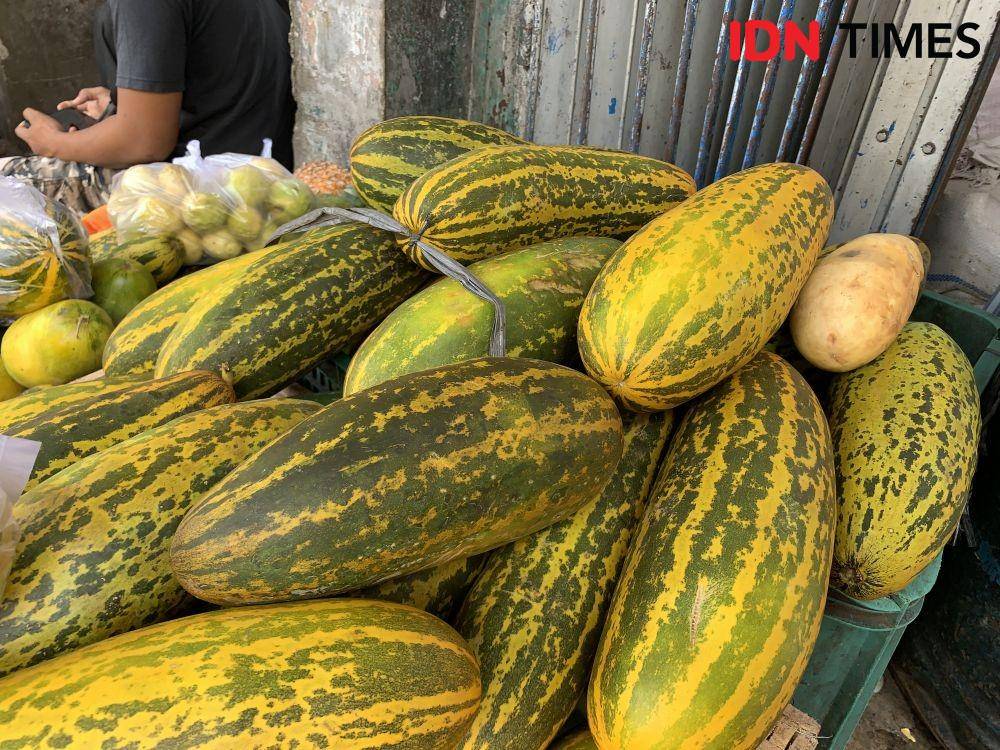 Dagangan timun suri di Pasar Pasir Gintung. (IDN Times/Rohmah Mustaurida).