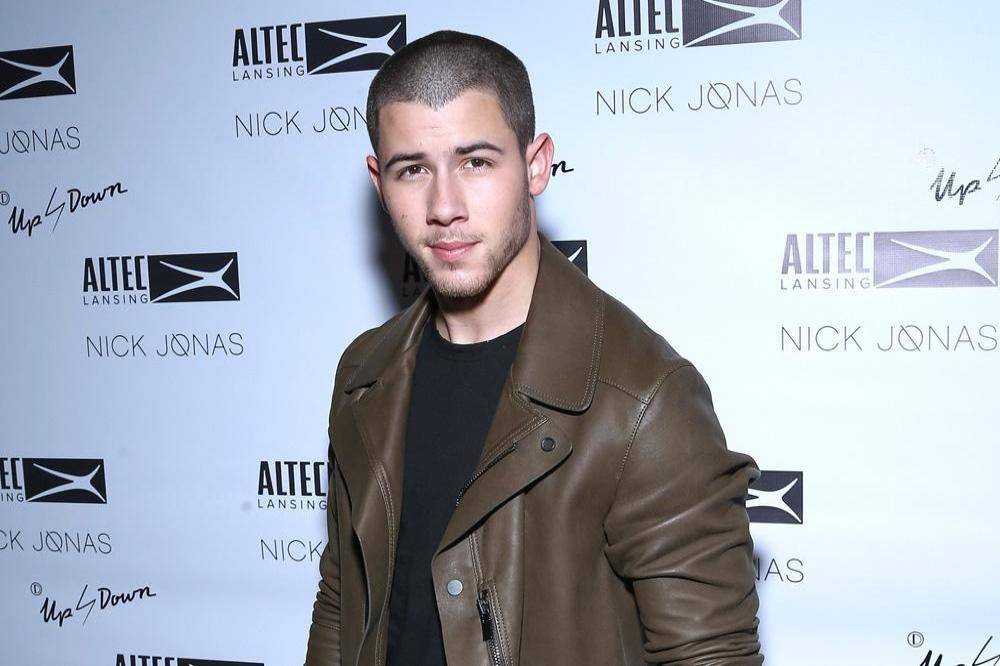 Nick Jonas dengan gaya rambut buzz cut (lady-first.me)