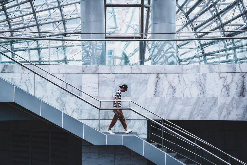 ilustrasi berjalan sendirian (unsplash.com/drown-in city)