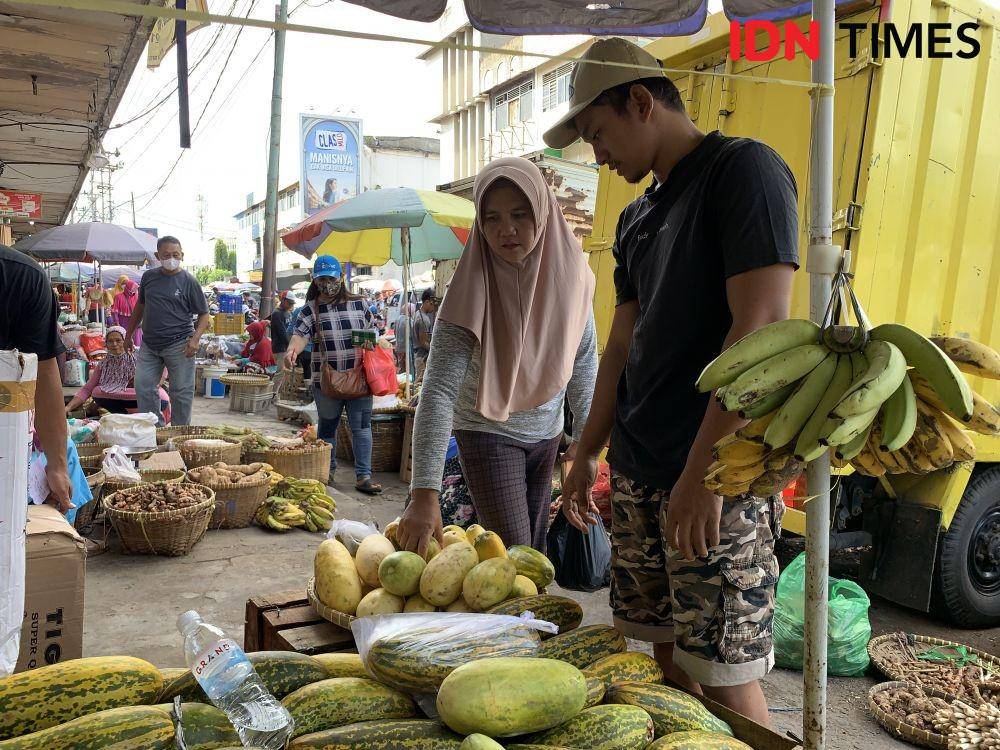 Jual beli timun suri di Pasar Pasir Gintung. (IDN Times/Rohmah Mustaurida).