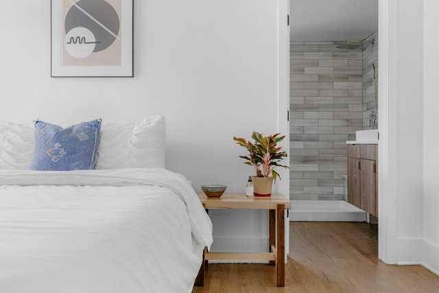 ilustrasi kamar tidur putih (unsplash.com/@shop_slo)