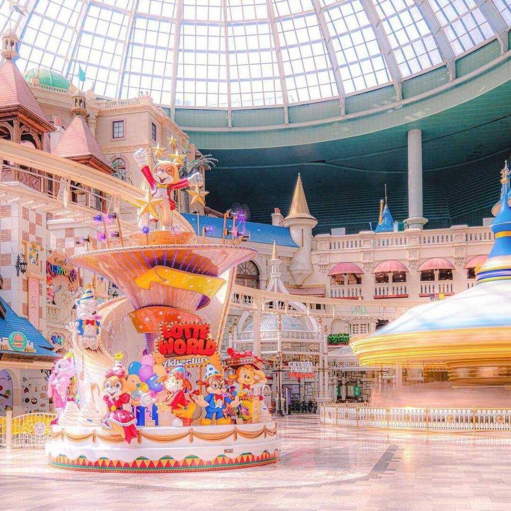 Lotte World (instagram.com/happylotteworld)
