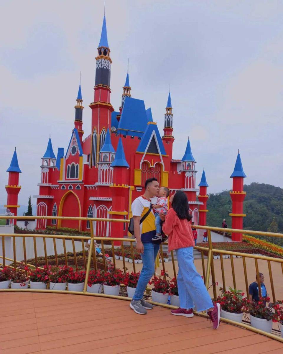 D'Castello (instagram.com/elgimoza)