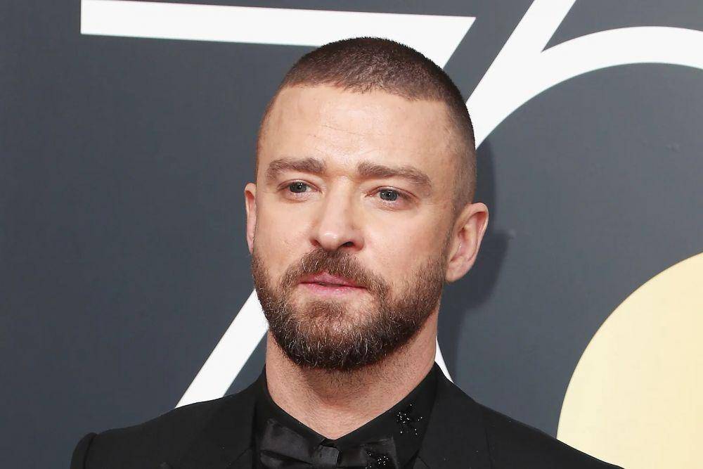 Justin Timberlake dengan gaya rambut buzz cut (allure.com)