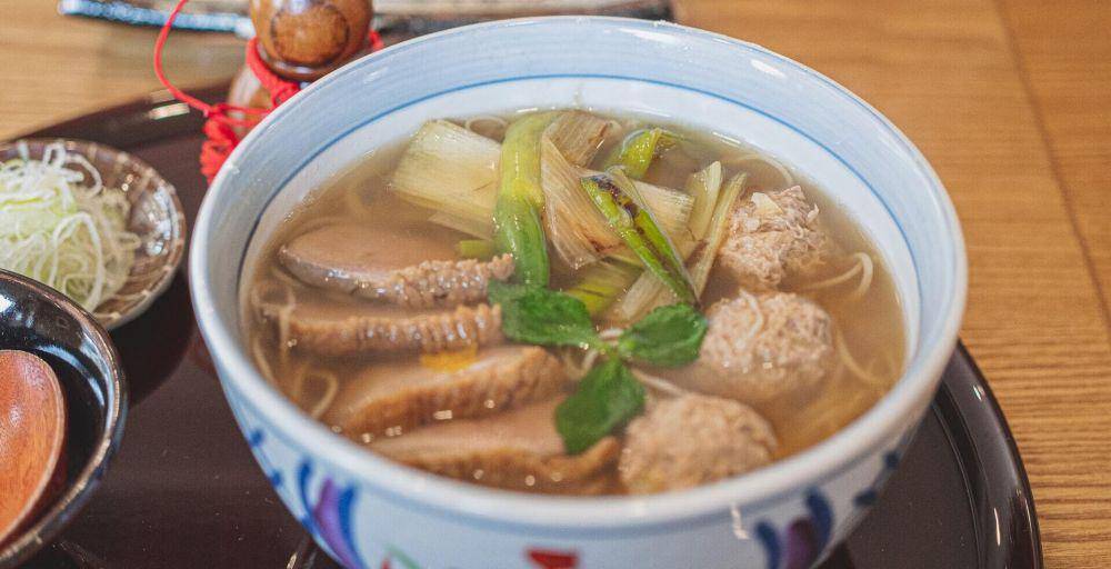 ilustrasi pakcoy bakso kuah (unsplash.com/GRANT LEE)