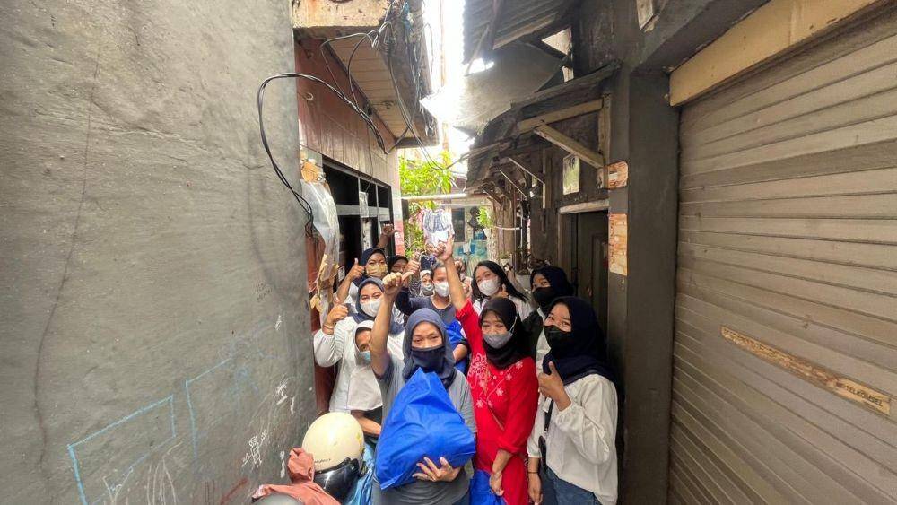 PT Permodalan Nasional Madani (PNM) menyalurkan bantuan ratusan paket sembako kepada nasabah PNM di Jakarta pada 13-20 April 2022. (Dok. PNM)