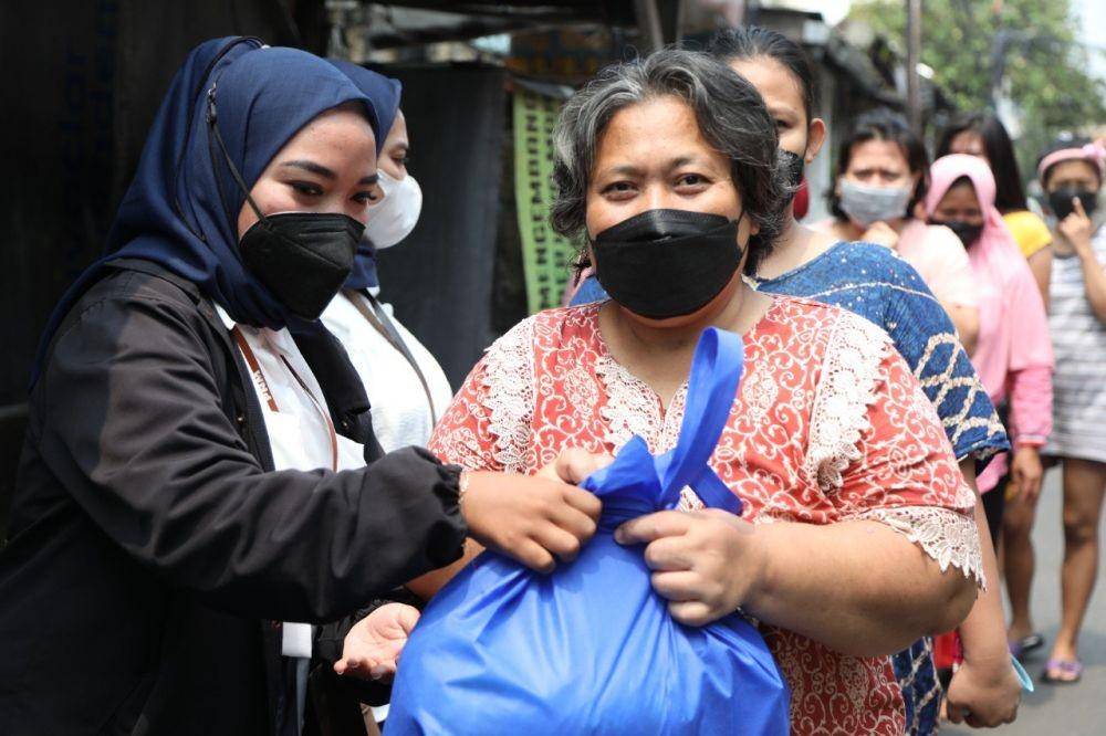 PT Permodalan Nasional Madani (PNM) menyalurkan bantuan ratusan paket sembako kepada nasabah PNM di Jakarta pada 13-20 April 2022. (Dok. PNM)