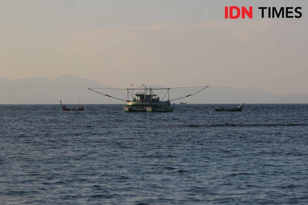 Kapal nelayan sedang menangkap ikan di perairan Aceh. (IDN Times/Muhammad Saifullah)
