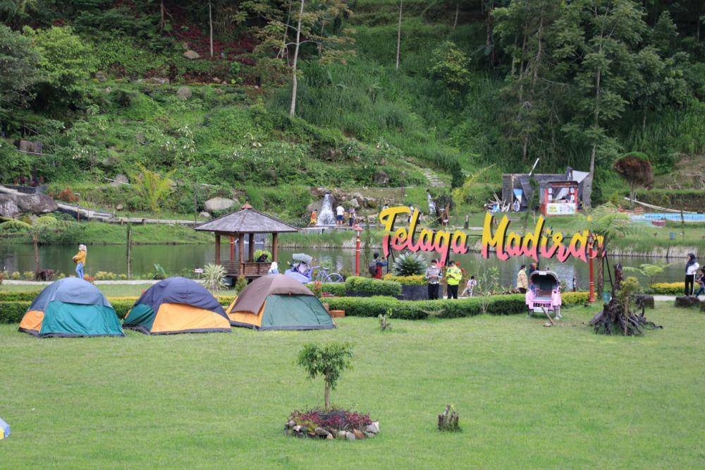 Telaga Madirda ketika dikunjungi wisatawan (jatengprov.go.id)