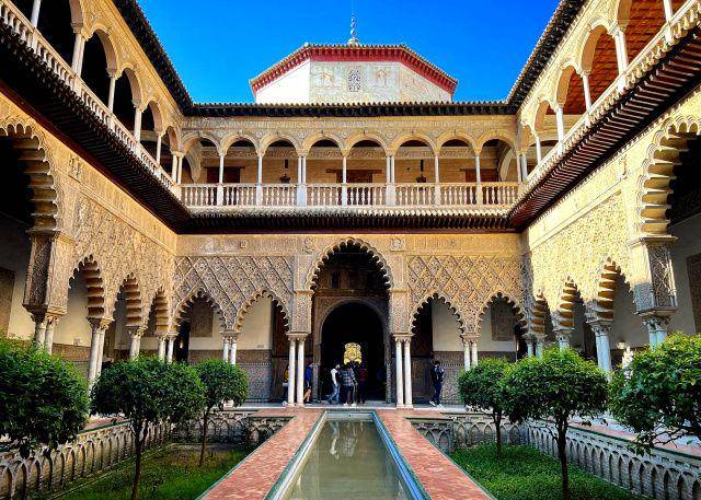 gambar Alcázar of Seville (instagram.com/juju_s_journey)