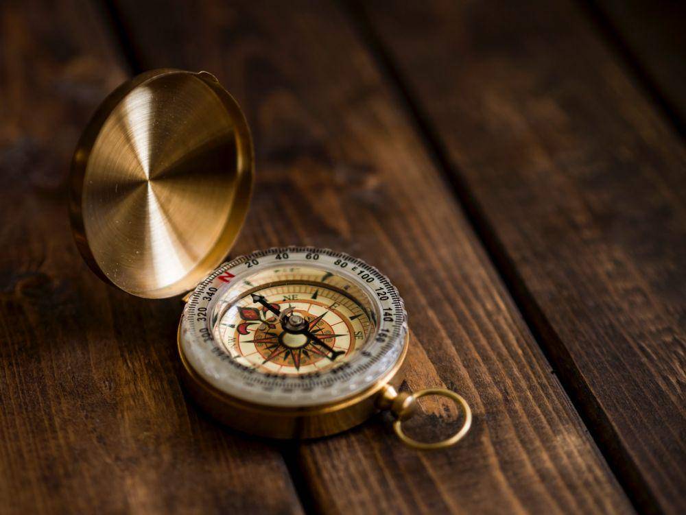 kompas (unsplash.com/aaronburden)