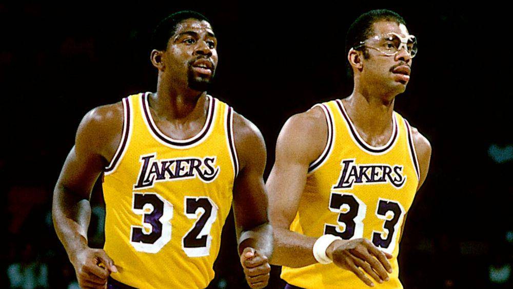 Magic Johnson dan Kareem Abdul-Jabbar (sportingnews.com)