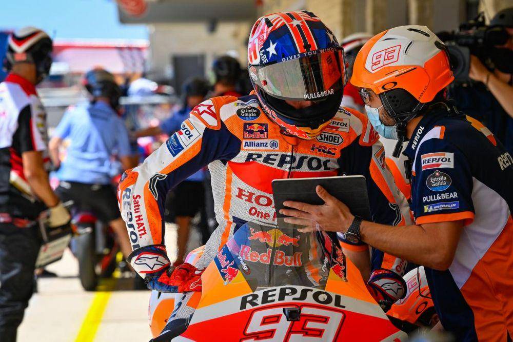 Marc Marquez berbicara dengan kru tim pada GP Amerika 2022. (motogp.com)