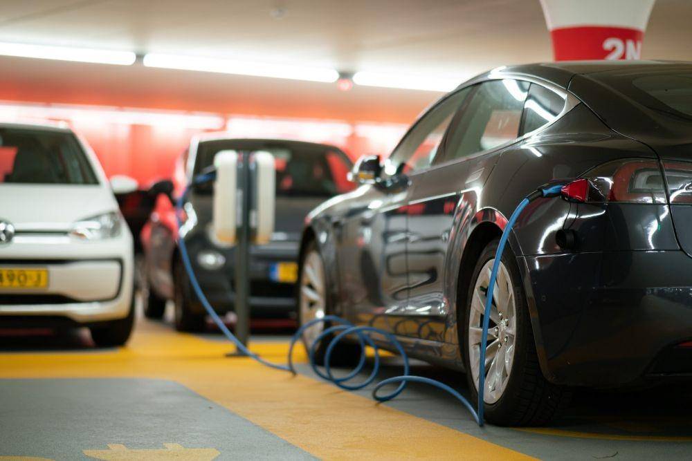 Ilustrasi Mobil Listrik (unsplash.com/Michael Fousert)