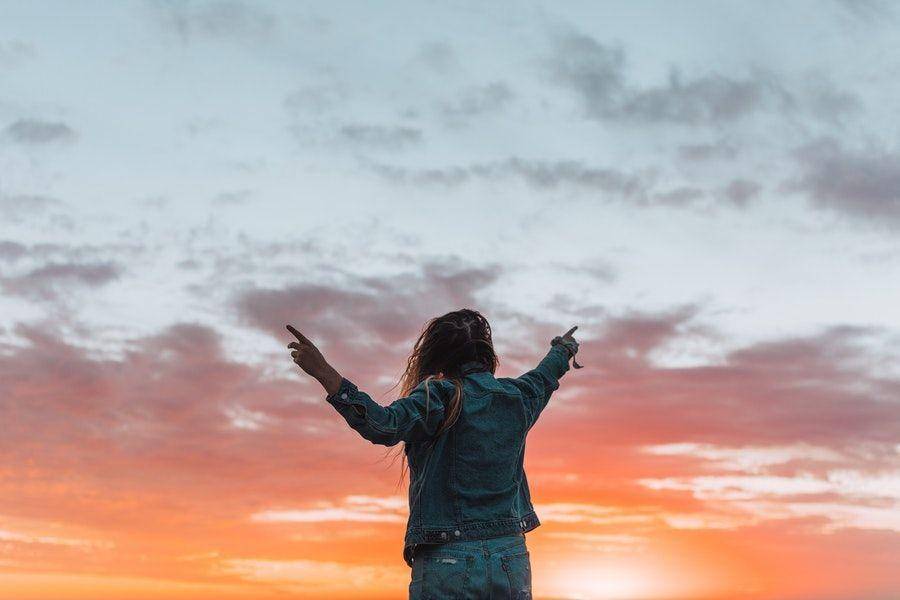 Ilustrasi perempuan menikmati senja (pexels.com/Rachel Claire)