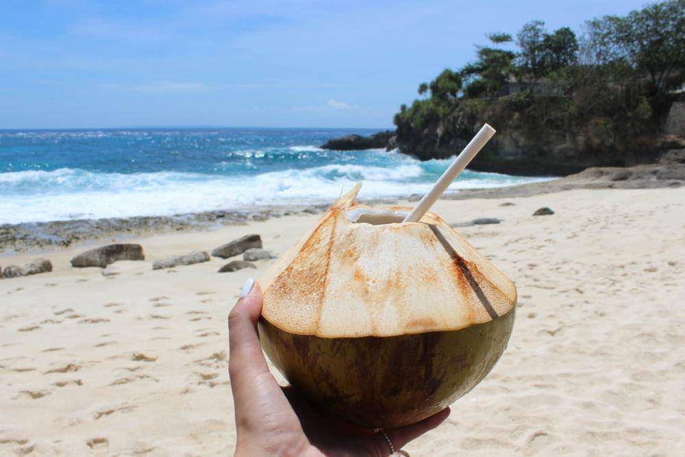 ilustrasi es kelapa (unsplash.com/Dian Schuurkamp)