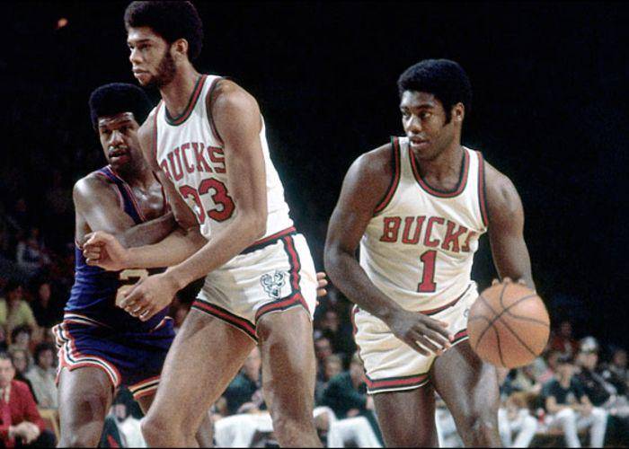 Kareem Abdul-Jabbar dan Oscar Robertson membawa Bucks juara pada 1971. (nba.com)