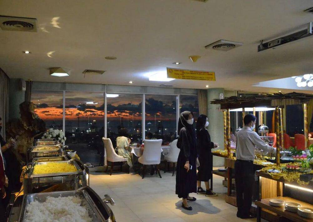 ilustrasi menikmati hidangan bukber di karebosi premier hotel (instagram.com/karebosipremierhotel)