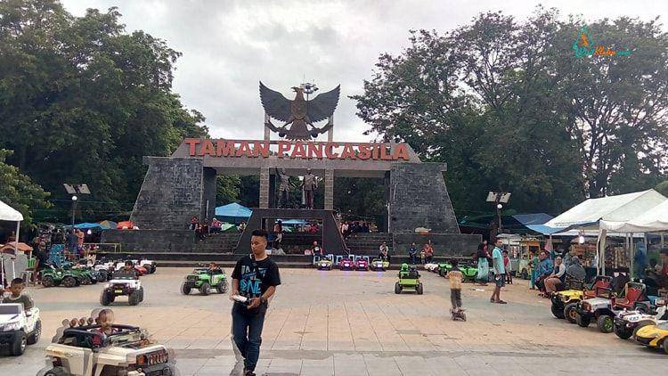 Taman Pancasila Karanganyar di sore hari (visitklaten.com)