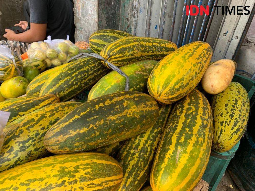 Dagangan timun suri di Pasar Pasir Gintung. (IDN Times/Rohmah Mustaurida).