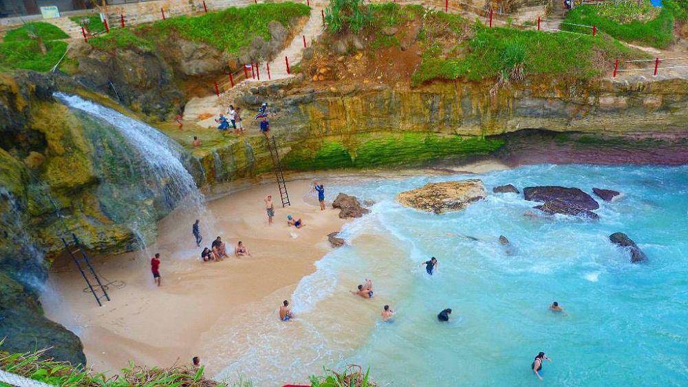 Pantai Banyu Tibo di Pacitan (instagram.com/mufidah.nadia)