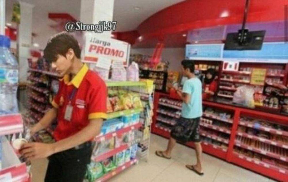 foto editan artis Korea jadi kasir (instagram.com/strongjjk97)