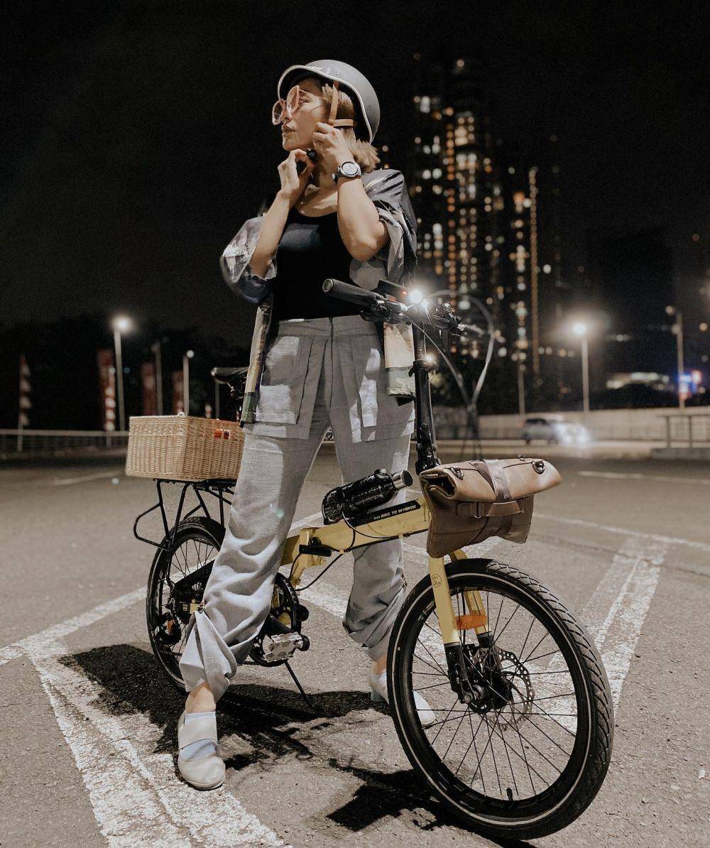 OOTD kasual ala Hesti Purwadinata (instagram.com/hestipurwadinata)
