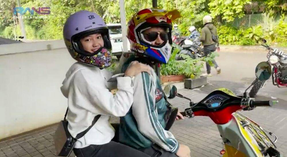 potret Chika dan Dimas saat naik motor (youtube.com/Rans Entertainment)