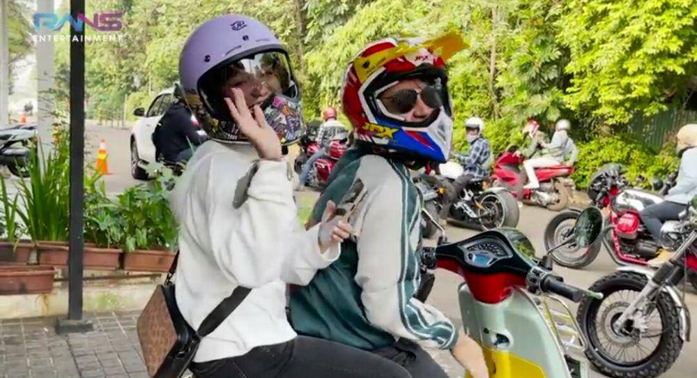 potret Chika dan Dimas saat naik motor (youtube.com/Rans Entertainment)